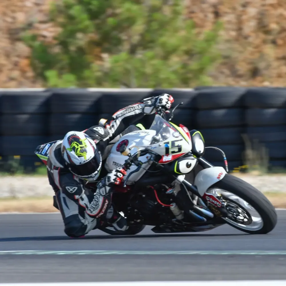 Préparation moto course à Puget-ville